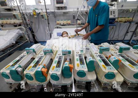 Hôpital de cardiologie Tam Duc. Enfant vietnamien atteint de cardiopathies. Unité de soins intensifs. Ho Chi Minh ville. Vietnam. Hôpital de cardiologie Tam Duc 016757 207 Banque D'Images