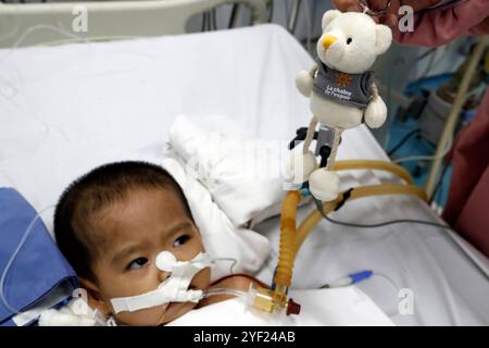 Hôpital de cardiologie Tam Duc. Enfant vietnamien atteint de cardiopathies. Unité de soins intensifs. Ho Chi Minh ville. Vietnam. Hôpital de cardiologie Tam Duc 016757 209 Banque D'Images