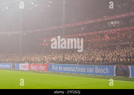 Rotterdam, pays-Bas. 02 novembre 2024. ROTTERDAM, PAYS-BAS - 2 NOVEMBRE : les fans et supporters de Feyenoord encouragent l'équipe lors du match néerlandais Eredivisie entre Feyenoord et AZ au Stadion Feijenoord le 2 novembre 2024 à Rotterdam, pays-Bas. (Photo de Ed van de Pol/Orange Pictures) crédit : Orange pics BV/Alamy Live News Banque D'Images