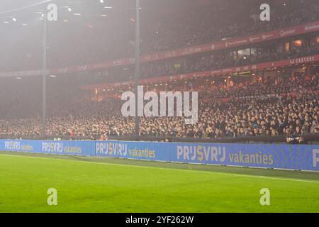 Rotterdam, pays-Bas. 02 novembre 2024. ROTTERDAM, PAYS-BAS - 2 NOVEMBRE : les fans et supporters de Feyenoord encouragent l'équipe lors du match néerlandais Eredivisie entre Feyenoord et AZ au Stadion Feijenoord le 2 novembre 2024 à Rotterdam, pays-Bas. (Photo de Ed van de Pol/Orange Pictures) crédit : Orange pics BV/Alamy Live News Banque D'Images