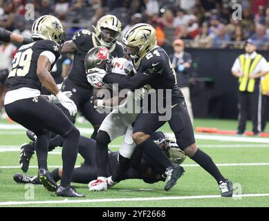 La Nouvelle-Orléans, États-Unis. 14 octobre 2024. Johnathan Abram (24 ans) frappe Buccaneers de Tampa Bay en courant Bucky Irving (7 ans) pour l'empêcher de marquer lors d'un match de la Ligue nationale de football au Caesars Superdome le dimanche 13 octobre 2024 à la Nouvelle-Orléans, Louisiane. (Photo de Peter G. Forest/Sipa USA) crédit : Sipa USA/Alamy Live News Banque D'Images