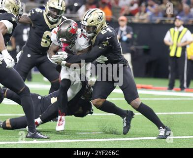 La Nouvelle-Orléans, États-Unis. 14 octobre 2024. Johnathan Abram (24 ans) frappe Buccaneers de Tampa Bay en courant Bucky Irving (7 ans) pour l'empêcher de marquer lors d'un match de la Ligue nationale de football au Caesars Superdome le dimanche 13 octobre 2024 à la Nouvelle-Orléans, Louisiane. (Photo de Peter G. Forest/Sipa USA) crédit : Sipa USA/Alamy Live News Banque D'Images