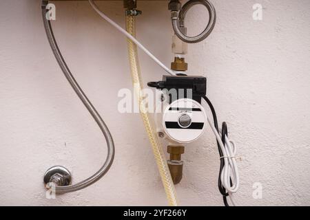 Chauffe-eau à gaz, utilisé en hiver dans les maisons ou les hôtels Banque D'Images