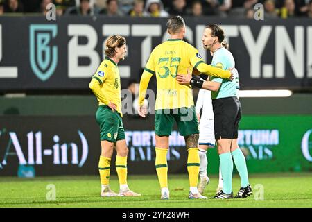 Sittard, pays-Bas. 02 novembre 2024. SITTARD, 02-11-2024, Fortuna Sittard Stadium, Eredivisie néerlandaise, saison de football 2024/2025. Fortuna Sittard - SC Heerenveen. Arbitre Danny Makkelie pendant le match Fortuna Sittard - Heerenveen. Crédit : Pro Shots/Alamy Live News Banque D'Images