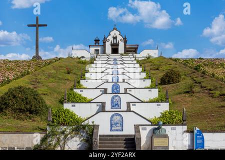 L'Ermida de Nossa Senhora da Paz est une charmante chapelle perchée au sommet d'une colline sur l'île de São Miguel aux Açores, offrant une vue panoramique imprenable Banque D'Images