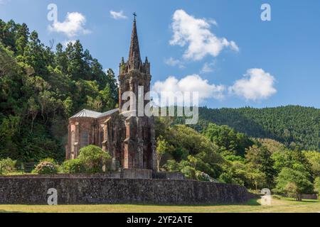 Nichée au bord du paisible lac Furnas sur l'île de Sao Miguel, la superbe Capela de Nossa Senhora das Vitórias néo-gothique en témoigne Banque D'Images