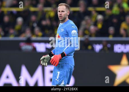 Dortmund, Allemagne. 02 novembre 2024. Fussball 1. Bundesliga 9. Spieltag Borussia Dortmund - RB Leipzig AM 02.11.2024 im signal Iduna Park in Dortmund Peter Gulacsi ( Leipzig ) la réglementation du LDF interdit toute utilisation de photographies comme séquences d'images et/ou quasi-vidéo. Foto : Revierfoto crédit : ddp Media GmbH/Alamy Live News Banque D'Images