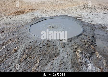 Un volcan de boue dans la réserve historique et culturelle de l'État de Gobustan à environ 40 miles (64 km) au sud-ouest de Bakou, Azerbaïdjan Banque D'Images