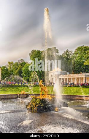 PETERHOF, RUSSIE - AOÛT 28 : vue panoramique de la Grande Cascade, Palais de Peterhof, Russie, le 28 août 2016. Le complexe Peterhof Palace and Gardens Banque D'Images