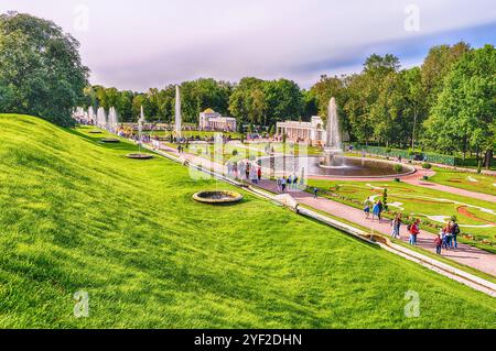 PETERHOF, RUSSIE - AOÛT 28 : vue sur le palais et les jardins de Peterhof, Russie, le 28 août 2016. Le complexe Peterhof Palace and Gardens est reconnz Banque D'Images