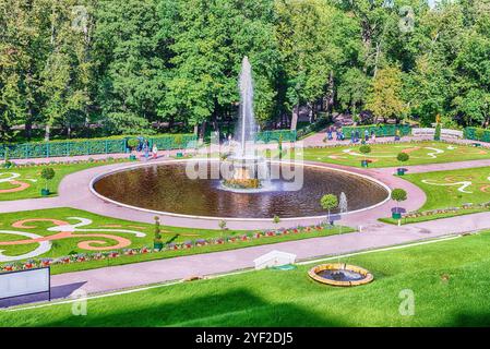 PETERHOF, RUSSIE - AOÛT 28 : vue sur le palais et les jardins de Peterhof, Russie, le 28 août 2016. Le complexe Peterhof Palace and Gardens est reconnz Banque D'Images