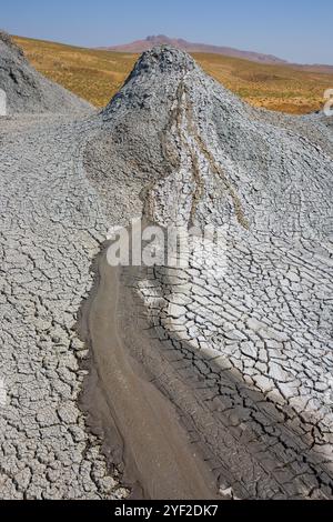 Un volcan de boue dans la réserve historique et culturelle de l'État de Gobustan à environ 40 miles (64 km) au sud-ouest de Bakou, Azerbaïdjan Banque D'Images