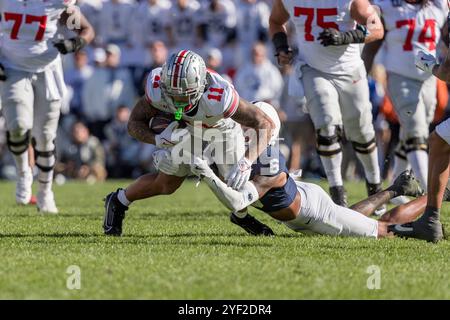 University Park, Pennsylvanie, États-Unis. 2 novembre 2024. Brandon Inniss (11 ans), le receveur des Buckeyes de l'Ohio State, est attaqué par Zakee Wheatley (6 ans), les Nittany Lions de Penn State, après avoir attrapé une passe pendant le match entre les Buckeyes de l'Ohio State et les Nittany Lions de Penn State au Beaver Stadium, University Park, Pennsylvanie. (Crédit image : © Scott Stuart/ZUMA Press Wire) USAGE ÉDITORIAL SEULEMENT! Non destiné à UN USAGE commercial ! Banque D'Images