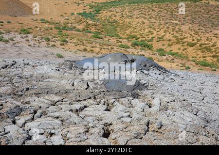 Un volcan de boue dans la réserve historique et culturelle de l'État de Gobustan à environ 40 miles (64 km) au sud-ouest de Bakou, Azerbaïdjan Banque D'Images