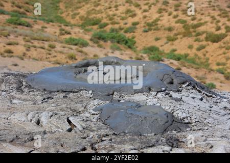 Un volcan de boue dans la réserve historique et culturelle de l'État de Gobustan à environ 40 miles (64 km) au sud-ouest de Bakou, Azerbaïdjan Banque D'Images