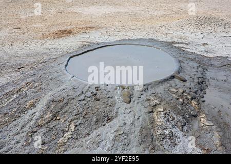 Un volcan de boue dans la réserve historique et culturelle de l'État de Gobustan à environ 40 miles (64 km) au sud-ouest de Bakou, Azerbaïdjan Banque D'Images