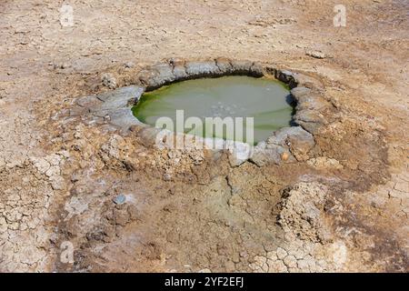 Volcan de boue (printemps) à la réserve historique et culturelle de l'État de Gobustan à environ 40 miles (64 km) au sud-ouest de Bakou, Azerbaïdjan Banque D'Images