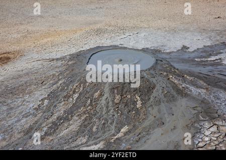 Un volcan de boue dans la réserve historique et culturelle de l'État de Gobustan à environ 40 miles (64 km) au sud-ouest de Bakou, Azerbaïdjan Banque D'Images