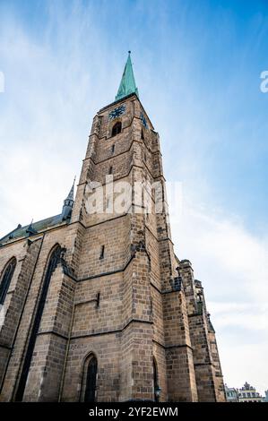 Une photographie de la cathédrale de nouveau Bartholomew à Plzen, République tchèque. Cette cathédrale gothique avec sa tour emblématique se dresse fièrement, entourée de h. Banque D'Images