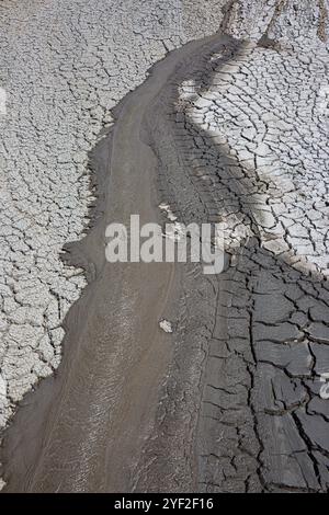 Écoulement de boue d'un volcan de boue à la réserve historique et culturelle de l'État de Gobustan à environ 40 miles (64 km) au sud-ouest de Bakou, Azerbaïdjan Banque D'Images