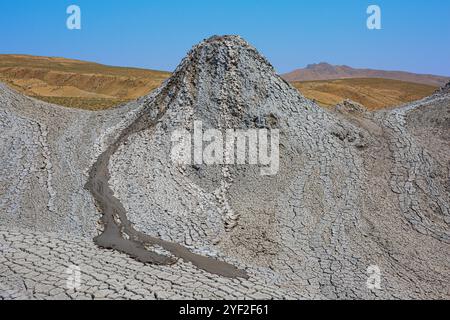 Un volcan de boue dans la réserve historique et culturelle de l'État de Gobustan à environ 40 miles (64 km) au sud-ouest de Bakou, Azerbaïdjan Banque D'Images