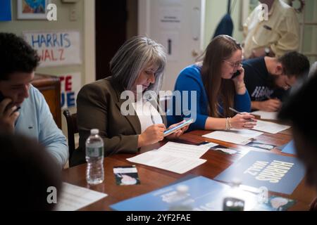 West Chester, Pennsylvanie, États-Unis. 1er novembre 2024. Les bénévoles sont présentés à State-Sen. Carolyn Comitta, d-PA House à la banque téléphonique et House Party, à la maison de Committa encourageant les partisans à voter pour l'équipe Harris-Walz. (Crédit image : © Brian Branch Price/ZUMA Press Wire) USAGE ÉDITORIAL SEULEMENT! Non destiné à UN USAGE commercial ! Banque D'Images