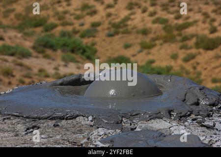 Éruption d'un volcan de boue dans la réserve historique et culturelle de l'État de Gobustan à environ 40 miles (64 km) au sud-ouest de Bakou, Azerbaïdjan Banque D'Images