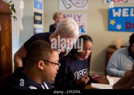 West Chester, Pennsylvanie, États-Unis. 1er novembre 2024. La sénatrice d'État Carolyn Commita, d-PA salue les bénévoles chez elle en attendant que le deuxième gentleman Douglass Emhoff prononce des remarques à la banque de téléphone bénévole et à la fête de la maison, à la maison de Committa encourageant les partisans à obtenir le vote pour l'équipe Harris-Walz. (Crédit image : © Brian Branch Price/ZUMA Press Wire) USAGE ÉDITORIAL SEULEMENT! Non destiné à UN USAGE commercial ! Banque D'Images