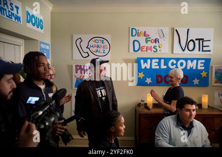 West Chester, Pennsylvanie, États-Unis. 1er novembre 2024. Rép. US Chrissy Houlahan, d-PA, deuxième gentleman de gauche Douglas Emhoff et State-Sen. Carolyn Comitta, d-PA, prononce un discours lors d'une soirée de banque téléphonique bénévole et de maison, à la maison de Committa, encourageant les partisans à voter pour l'équipe Harris-Walz. (Crédit image : © Brian Branch Price/ZUMA Press Wire) USAGE ÉDITORIAL SEULEMENT! Non destiné à UN USAGE commercial ! Banque D'Images