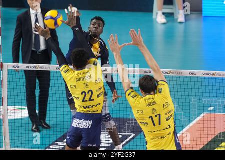 Spike de Noumory Keita de Rana Verona lors du match entre Rana Verona et Valsa Group Modena, saison régulière du Championnat d'Italie de volleyball SuperLega 2024/2025, au Pala AGSM-AIM à Vérone, Italie le 2 novembre 2024. Banque D'Images