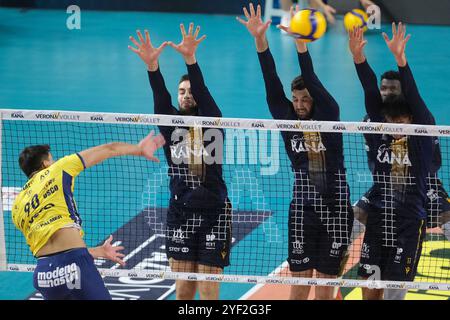 Bloc de Konstantin Abaev de Rana Verona lors du match entre Rana Verona et Valsa Group Modena, saison régulière du Championnat d'Italie de volleyball SuperLega 2024/2025, au Pala AGSM-AIM à Vérone, Italie le 2 novembre 2024. Banque D'Images