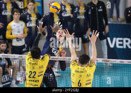 Attaque de Donovan Dzavoronok de Rana Verona lors du match entre Rana Verona et Valsa Group Modena, saison régulière du Championnat d'Italie de volleyball SuperLega 2024/2025, au Pala AGSM-AIM à Vérone, Italie le 2 novembre 2024. Banque D'Images