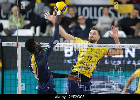 Lors du match entre Rana Verona et Valsa Group Modena, saison régulière du Championnat d'Italie de volleyball SuperLega 2024/2025, au Pala AGSM-AIM à Vérone, Italie, le 2 novembre 2024. Banque D'Images