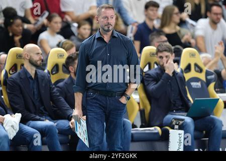 Alberto Giuliani entraîneur-chef de Valsa Group Modena lors du match entre Rana Verona et Valsa Group Modena, saison régulière du Championnat d'Italie de volleyball SuperLega 2024/2025, au Pala AGSM-AIM à Vérone, Italie, le 2 novembre 2024. Banque D'Images