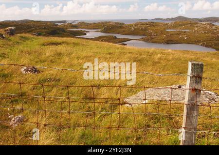 Une vue sur Circebost jusqu'au Loch Rog an Ear jusqu'à Breascleit sur l'île de Lewis, en Écosse, au Royaume-Uni, montrant le paysage sombre, sauvage et accidenté Banque D'Images