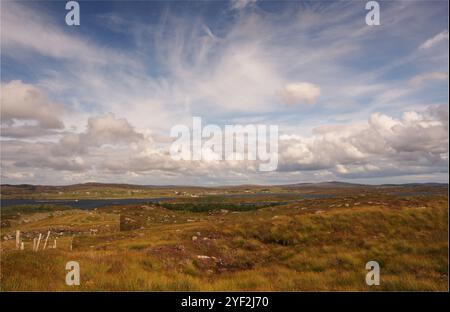 Une vue sur Circebost jusqu'au Loch Rog an Ear jusqu'à Breascleit sur l'île de Lewis, en Écosse, au Royaume-Uni, montrant le paysage sombre, sauvage et accidenté Banque D'Images