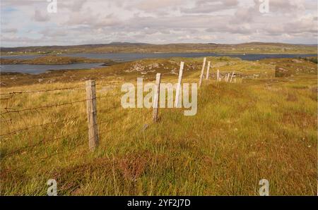 Une vue sur Circebost jusqu'au Loch Rog an Ear jusqu'à Breascleit sur l'île de Lewis, en Écosse, au Royaume-Uni, montrant le paysage sombre, sauvage et accidenté Banque D'Images