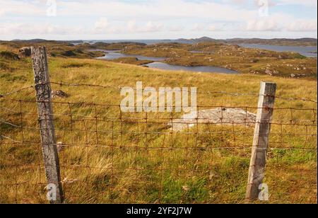 Une vue sur Circebost jusqu'au Loch Rog an Ear jusqu'à Breascleit sur l'île de Lewis, en Écosse, au Royaume-Uni, montrant le paysage sombre, sauvage et accidenté Banque D'Images