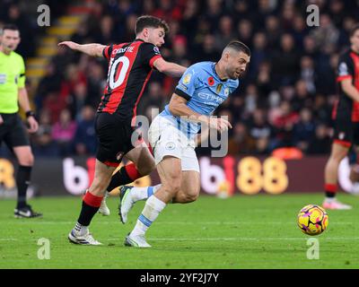 Bournemouth, Royaume-Uni. 02 novembre 2024. Bournemouth, Angleterre, 2 novembre 2024 : Ryan Christie de Bournemouth (à gauche) affronte Mateo Kovacic de Manchester City (à droite) lors du match de premier League entre Bournemouth et Manchester City au Vitality Stadium de Bournemouth, en Angleterre. (David Horton/SPP) (David Horton/SPP) crédit : SPP Sport Press photo. /Alamy Live News Banque D'Images