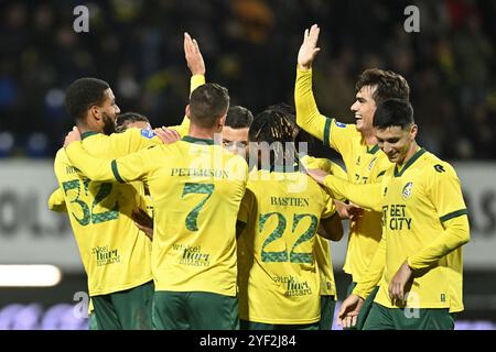 Sittard, pays-Bas. 02 novembre 2024. SITTARD, 02-11-2024, Fortuna Sittard Stadium, Eredivisie néerlandaise, saison de football 2024/2025. Fortuna Sittard - SC Heerenveen. Team Fortuna célèbre le crédit 3-0 : Pro Shots/Alamy Live News Banque D'Images