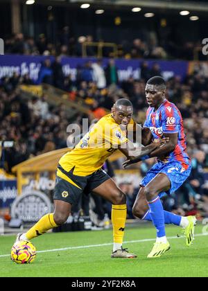 Wolverhampton, Royaume-Uni. 02 novembre 2024. Wolverhampton, Angleterre, 2 novembre 2024 : Toti (24 loups) sur le ballon lors du match de premier League entre les Wolverhampton Wanderers et Crystal Palace au stade Molineux à Wolverhampton, Angleterre (Natalie Mincher/SPP) crédit : SPP Sport Press photo. /Alamy Live News Banque D'Images