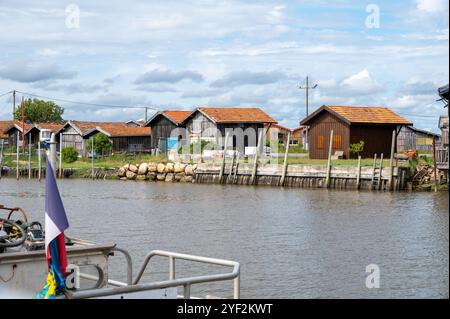 Voyager en France, vieilles cabanes en bois et élevages d'huîtres dans le village de Gujan-Mestras, culture, pêche et vente de coquillages d'huîtres fraîches, Arcachon b Banque D'Images