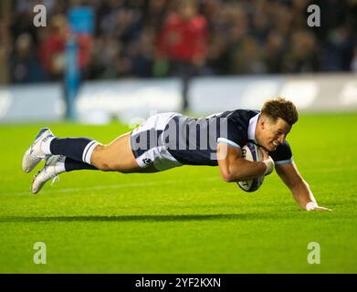 Série automne : Écosse v, Fidji. 02 novembre 2024. Le centre écossais, Huw Jones, franchit la ligne fidjienne pour marquer alors que l'Écosse affronte les Fidji dans leur premier match de la série d'automne au Scottish Gas Murrayfield, Édimbourg, Royaume-Uni crédit : Ian Jacobs/Alamy Live News Banque D'Images