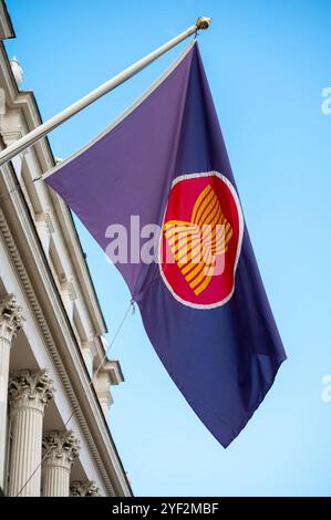 Drapeau de l'Association des Nations de l'Asie du Sud-est, ASEAN, union politique et économique de 10 états en Asie du Sud-est sur la rue Banque D'Images