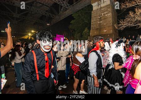 Sydney, Australie 02 Nov 2024 : à peine mentionné il y a 20 ans, Halloween en Australie est maintenant un grand événement célébré par petits et grands. Selon le diffuseur national ABC, 1 personne sur 20 participera et près de 450 M$ seront dépensés en tenues et événements. À Sydney, dans le cadre du Ghost Festival annuel, une parade d’Halloween a eu lieu dans les plus anciennes rues de la ville dans le quartier des Rocks qui a attiré des milliers de participants vêtus de toutes sortes de tenues. Sur la photo, une partie du défilé se déplace sous le pont du port de Sydney. Crédit : Stephen Dwyer / Alamy Live News Banque D'Images