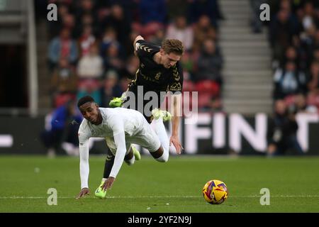 Isaiah Jones de Middlesbrough est faussé par Jack Rudoni de Coventry City lors du Sky Bet Championship match entre Middlesbrough et Coventry City au Riverside Stadium, Middlesbrough le samedi 2 novembre 2024. (Photo : Michael Driver | mi News) crédit : MI News & Sport /Alamy Live News Banque D'Images