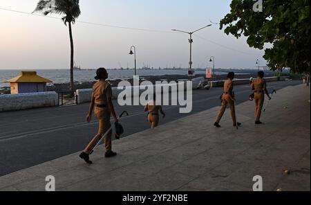 Des policières patrouillent dans la rue près du bungalow de l'acteur Shahrukh Khan de Bollywood à Mumbai. Shahrukh Khan, acteur de Bollywood, célèbre son anniversaire le 2 novembre de chaque année et des milliers de fans se rassemblent devant son bungalow pour apercevoir l'acteur mais en raison des menaces persistantes contre la vie des célébrités de Bollywood par le gangster Lawrence Bishnoi, l'acteur Shahrukh Khan obtient la sécurité de catégorie y+ et cette année en gardant les menaces à l'esprit, les policiers n'ont pas permis à un seul fan de l'acteur de se tenir quelque part près de son bungalow qui se rassemblent chaque année pour lui souhaiter son anniversaire et son chat Banque D'Images