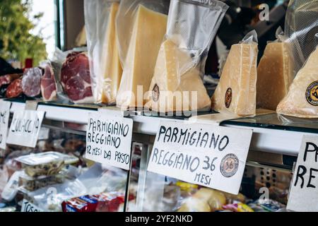 Concordia, Italie - 6 octobre 2024 : fromagerie au marché de Concordia Banque D'Images