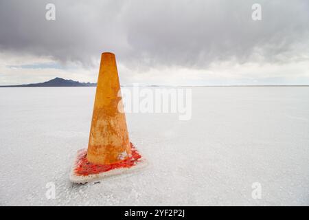 Cône de circulation orange solitaire sur un vaste paysage de plat salé Banque D'Images