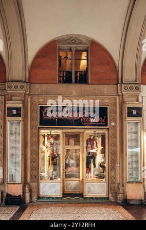 Bologne, Italie - 6 octobre 2024 : le magasin historique Cappelleria Trentini à Bologne Banque D'Images